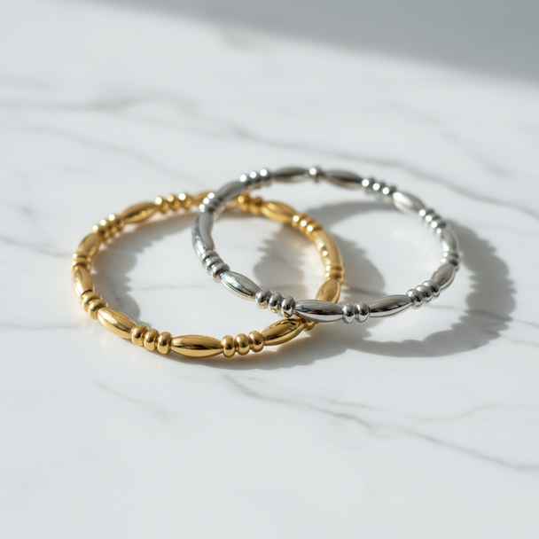 Ovale kralen armbanden goud zilver op marmer