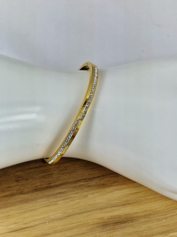 Elegante Gouden Armband met Gekruist Design en Zirkonia