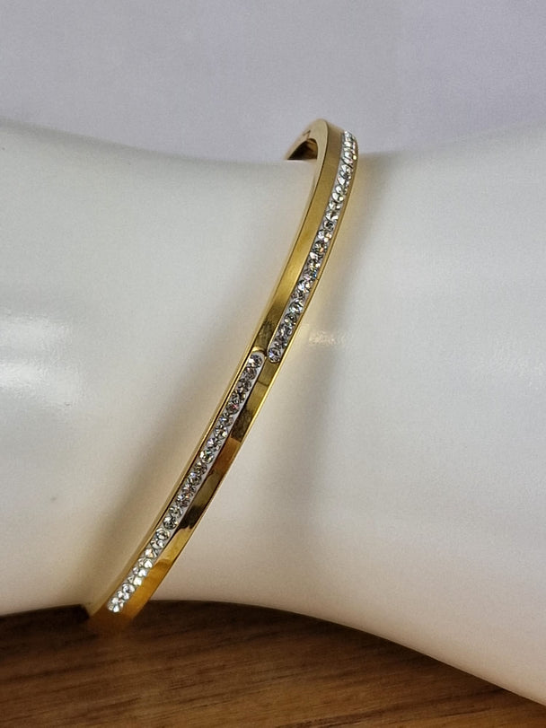 Elegante Gouden Armband met Gekruist Design en Zirkonia