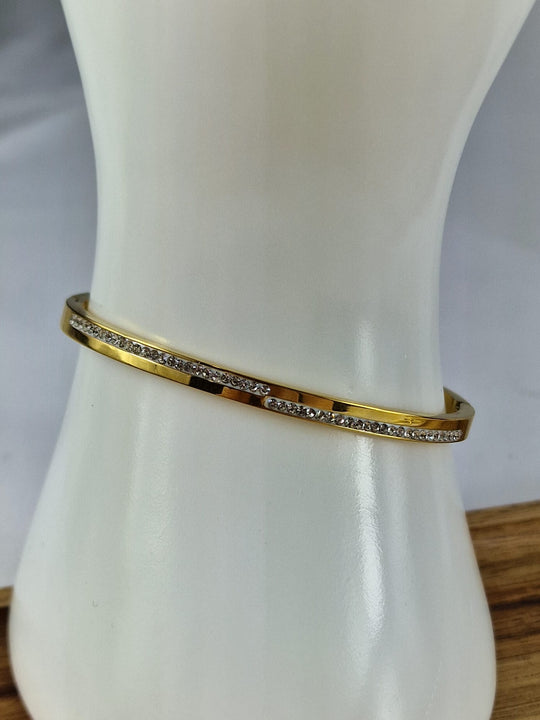 Elegante Gouden Armband met Gekruist Design en Zirkonia