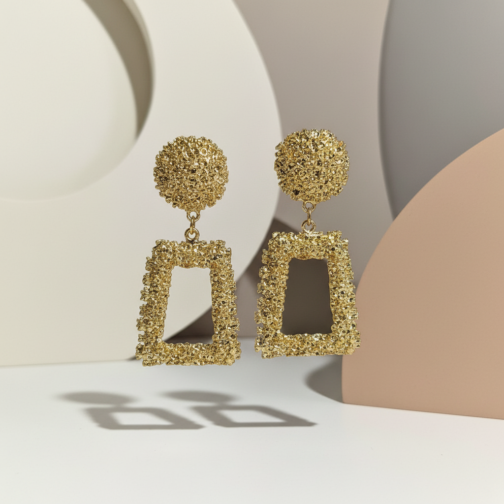 Paar gouden oorbellen zwevend