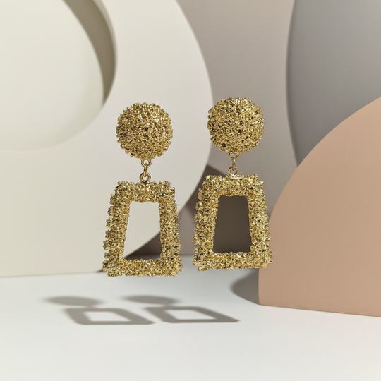 Paar gouden oorbellen zwevend