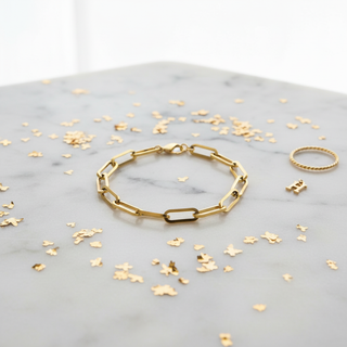 Paperclip armband op marmer met confetti