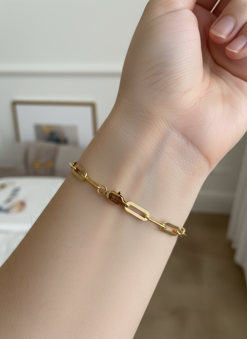 Paperclip armband op model - volledig goudkleurig