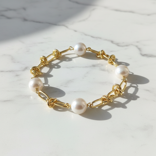 Parel chain armband op marmer