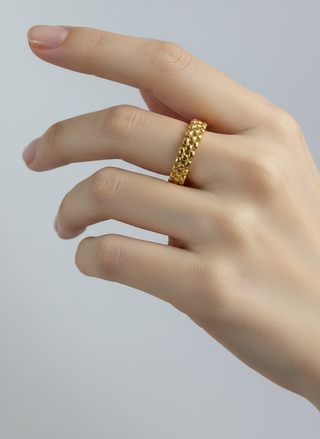 Professionele model foto gouden bolletjes ring