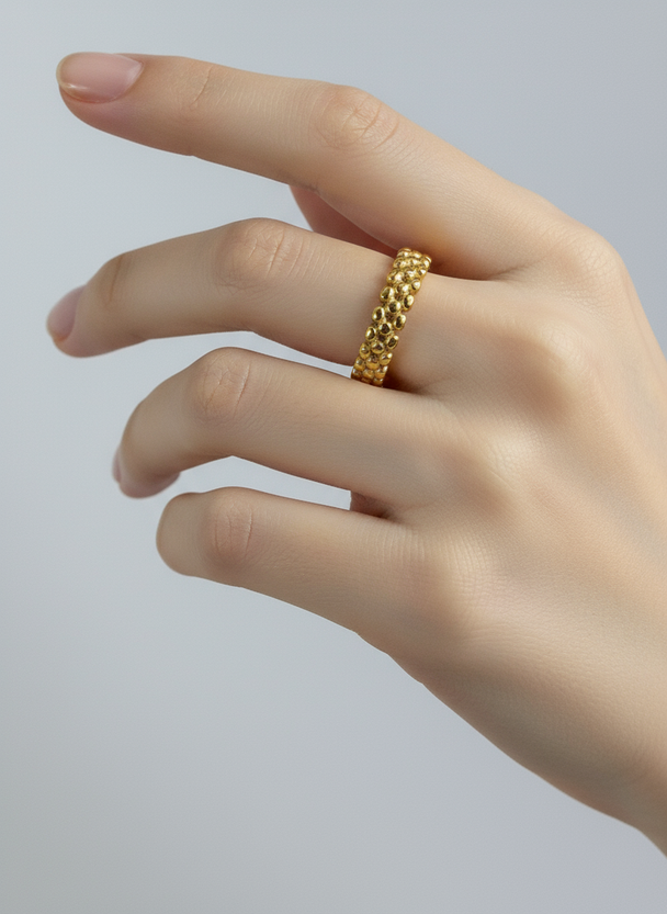 Professionele model foto gouden bolletjes ring