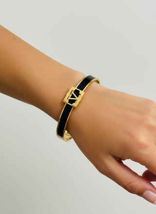 Professionele model foto gouden designer armband