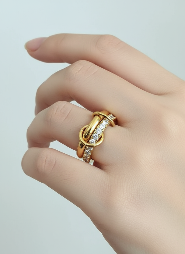 Professionele model foto gouden gevlochten ring