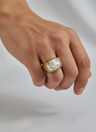 Professionele model foto gouden herenring met parelmoer