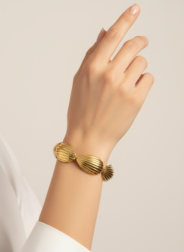 Professionele model foto gouden schelpen armband