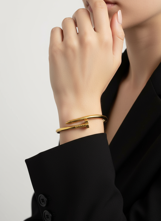 Professionele model foto gouden spijker armband