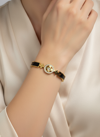 Professionele model foto gouden zwarte emaille armband