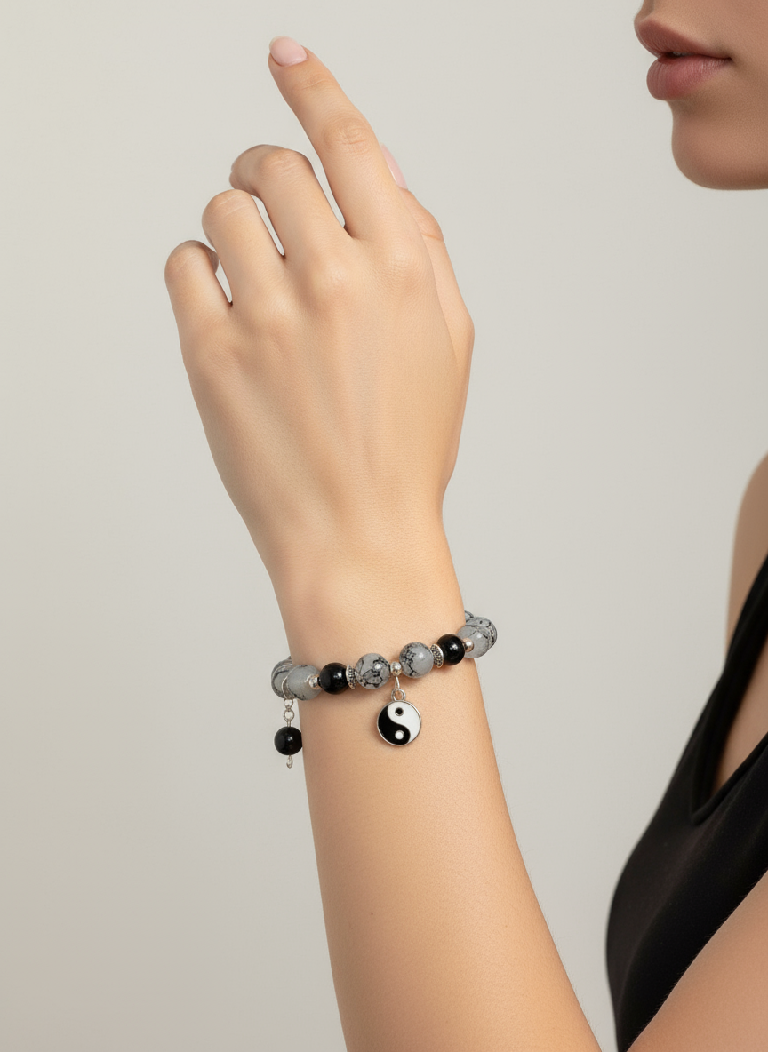 Professionele model foto grijze kristallen armband