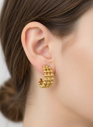 Retro bolletjes oorbellen close-up op model