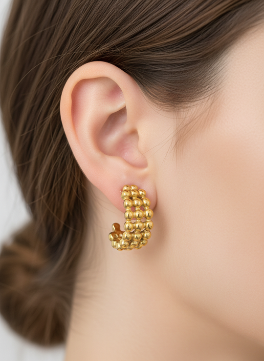 Retro bolletjes oorbellen close-up op model