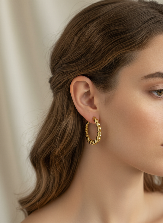 Retro hartje oorbellen op model