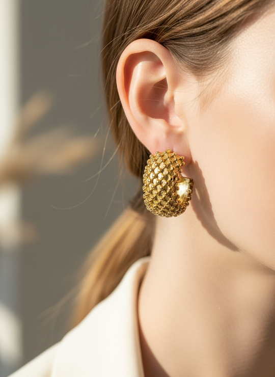 Retro ronde hoops oorbellen close-up op model