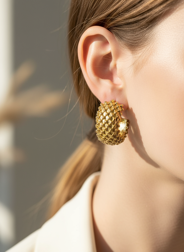 Retro ronde hoops oorbellen close-up op model