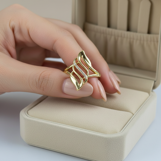 Ring op hand bij luxe doos