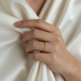 Ring op hand met satijn