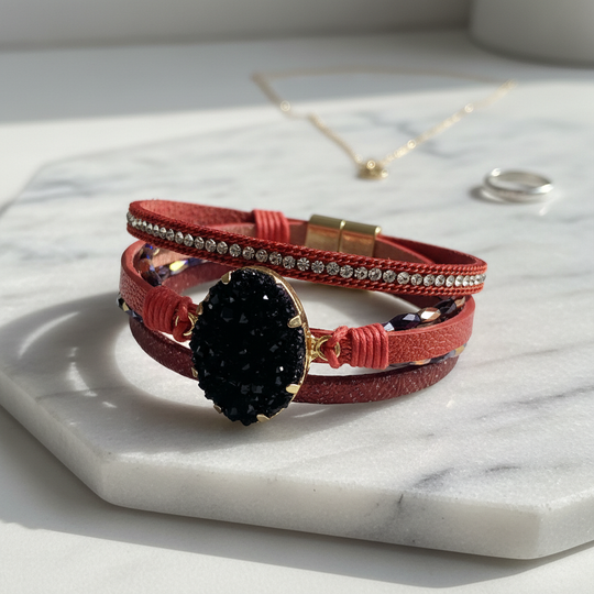 Rode leren armband op marmer