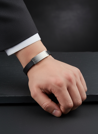 Rubber band heren armband op model