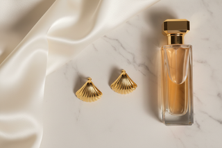 Schelp creolen op wit marmer met satijn en parfum - paar