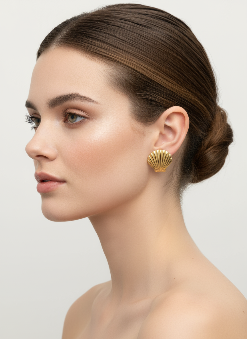 Schelpen oorbellen op model