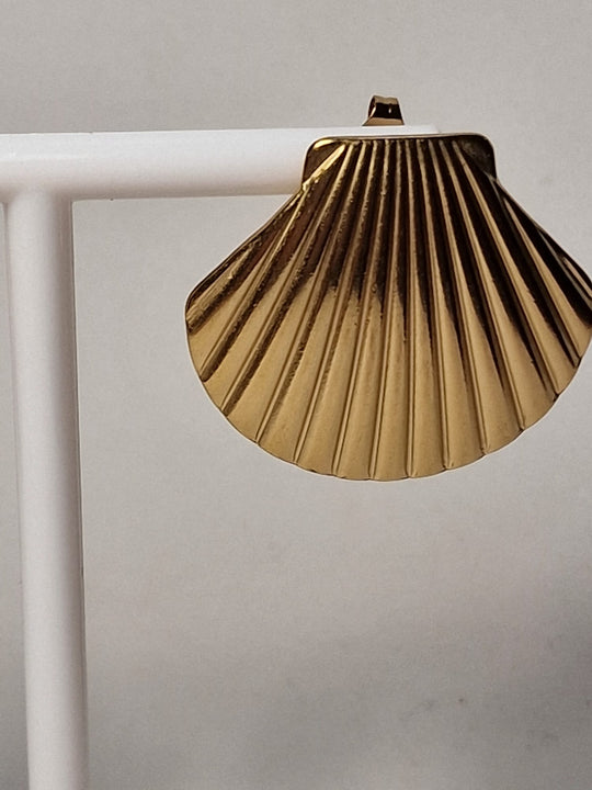 Muschelohrringe, goldfarbener Edelstahl, plattiert