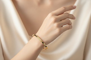 Slavenarmband op handmodel