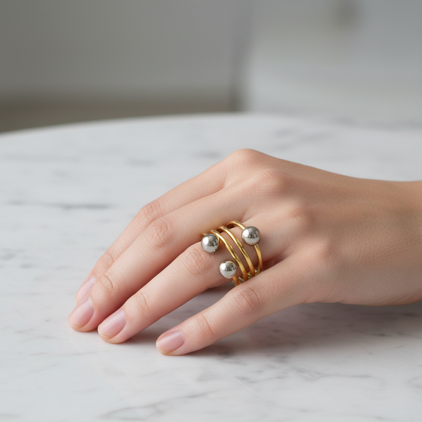 Spiral ring on two fingers