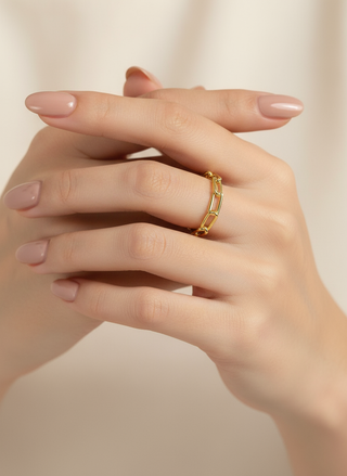 Studio foto - Paperclip ring in 18K goud