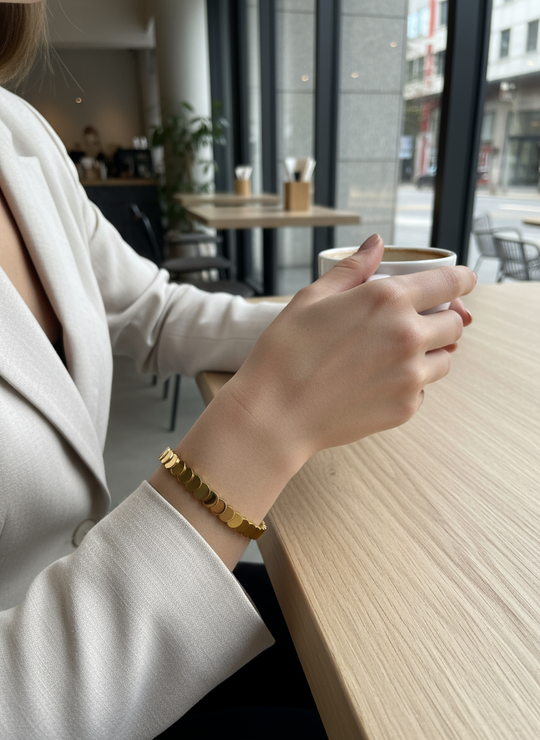 Subtiele armband bij café