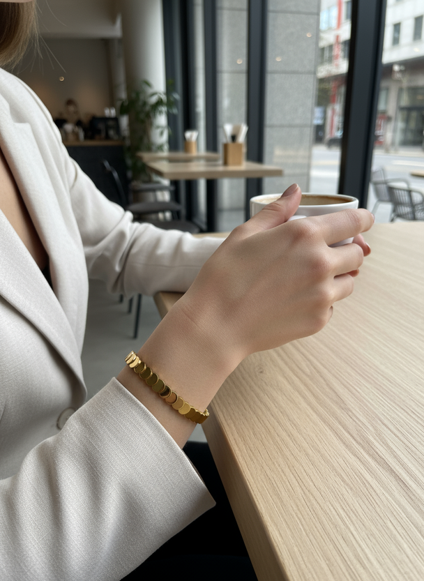 Subtiele armband bij café