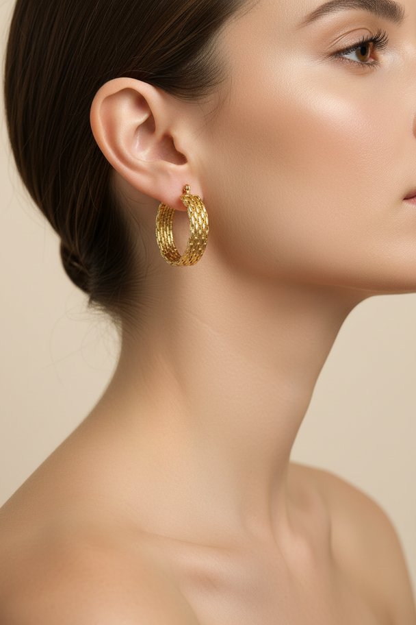 Textured hoops gedragen door model