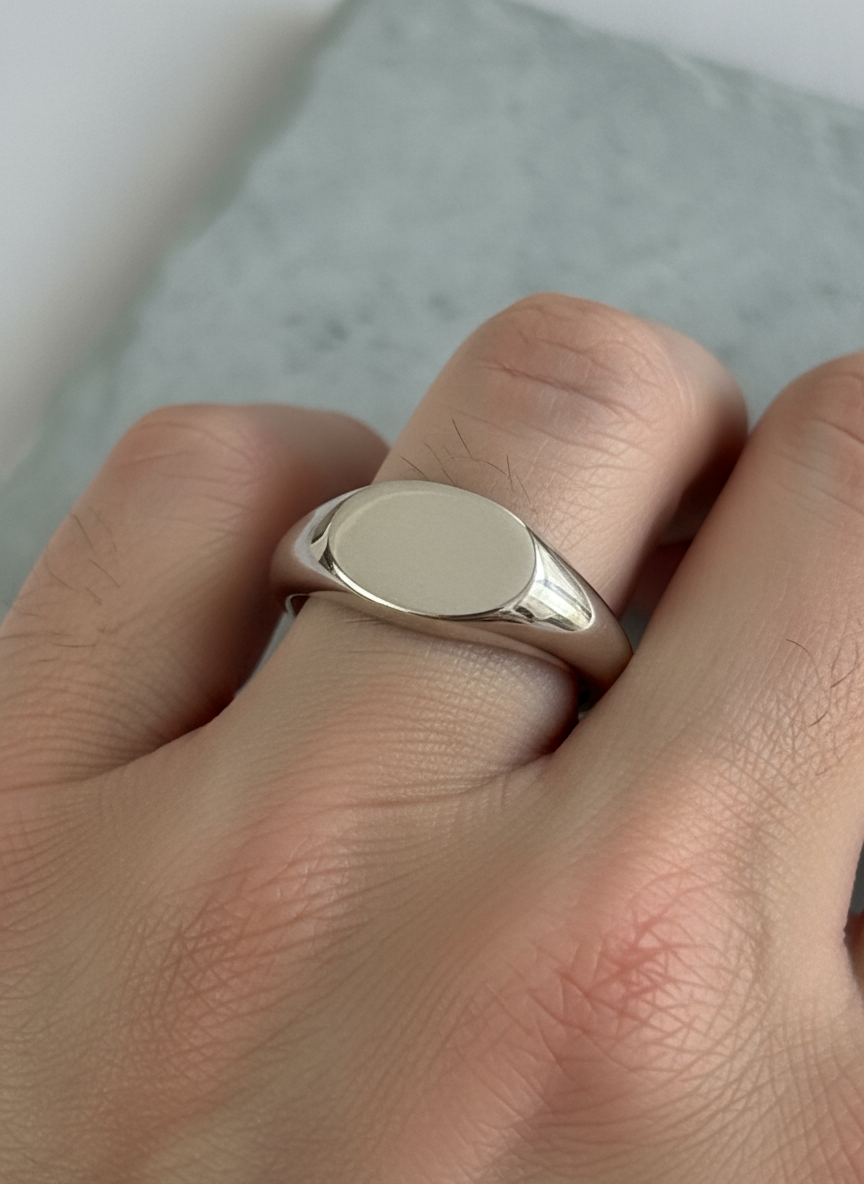 Unieke design 925 zilver ring close-up op mannenhand