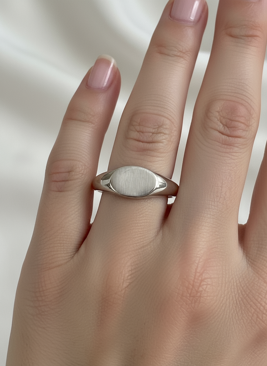 Unieke design 925 zilver ring close-up op vrouwenhand