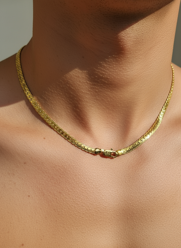 Unisex Italiaans collier close-up op mannelijk model