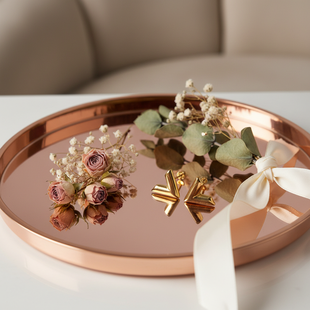 V-vormige oorknopjes op spiegel met bloemen