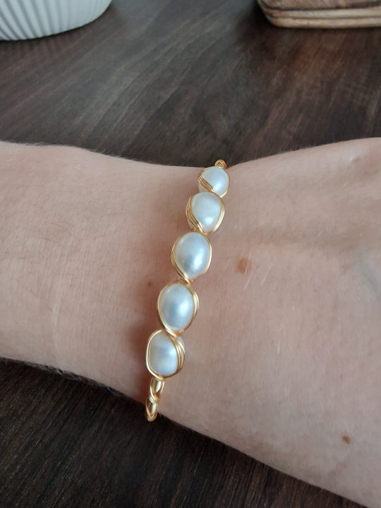 Verstellbares Armband – Natürliche Süßwasserperlen &amp; vergoldetes Design