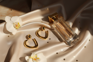 Vierkante gouden creolen met satijn en parfumflacon