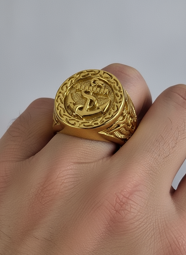 Viking heren ring goud close-up op mannenhand