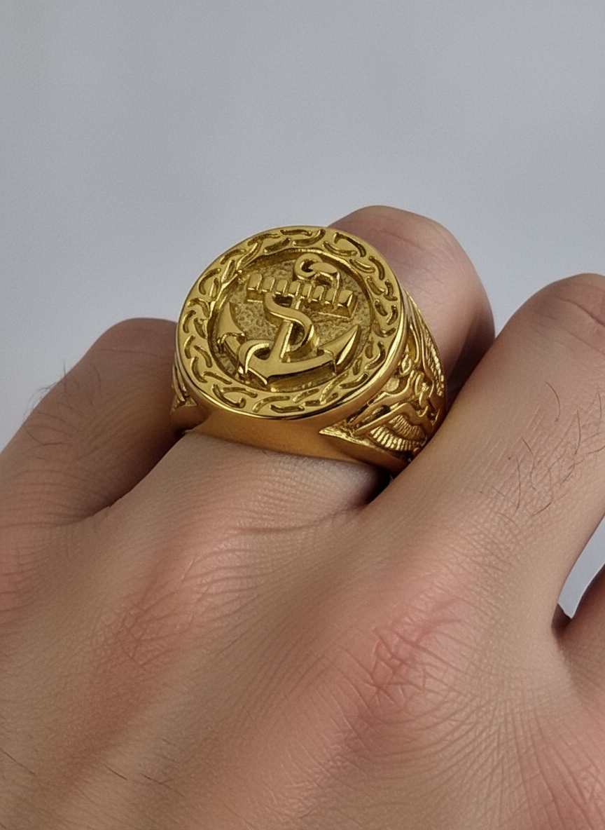 Viking heren ring goud close-up op mannenhand