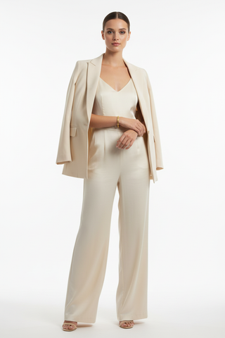 Volledig model met gouden gestreepte bangle