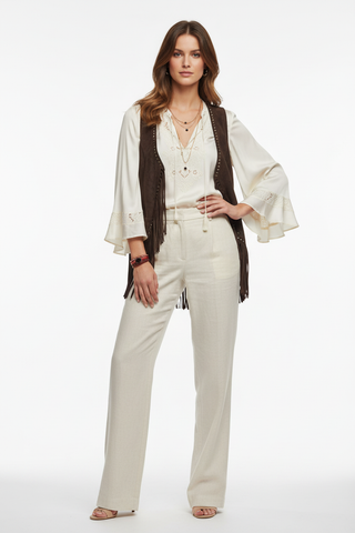 Volledig model met rode leren armband