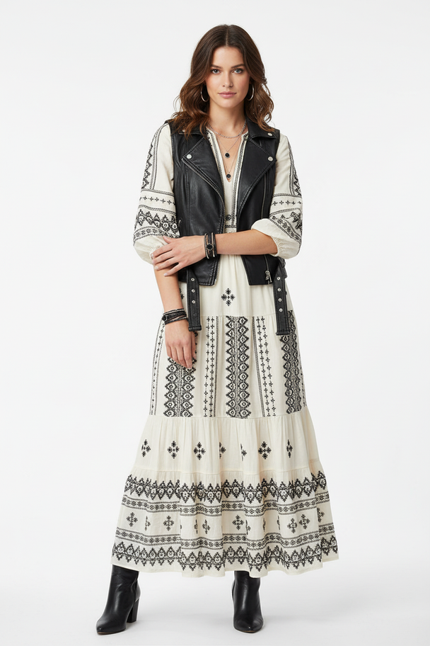 Volledig model met zwarte leren wikkelarmband