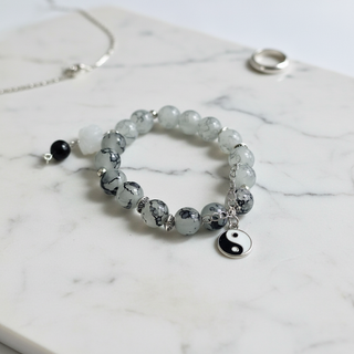 Yin Yang kralenarmband op marmer