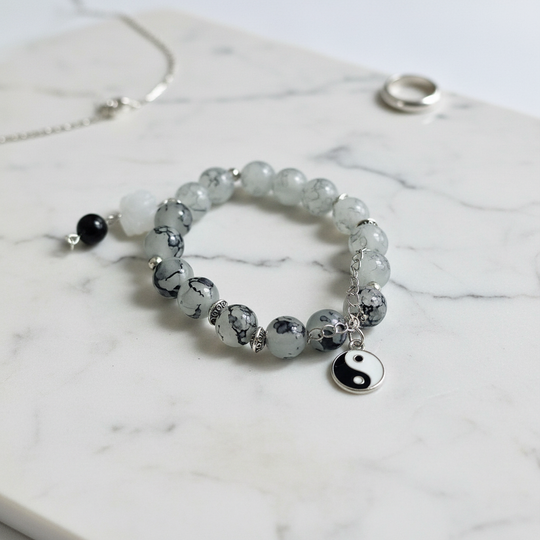 Yin Yang kralenarmband op marmer