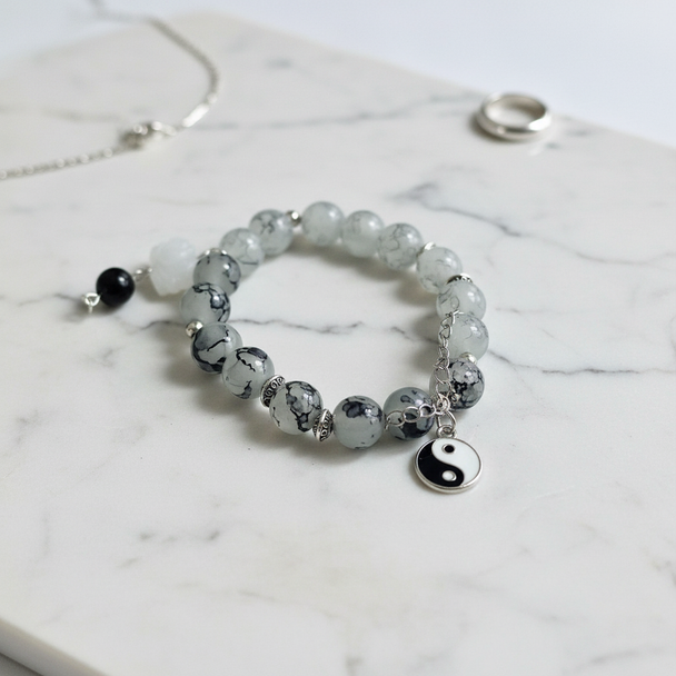 Yin Yang kralenarmband op marmer